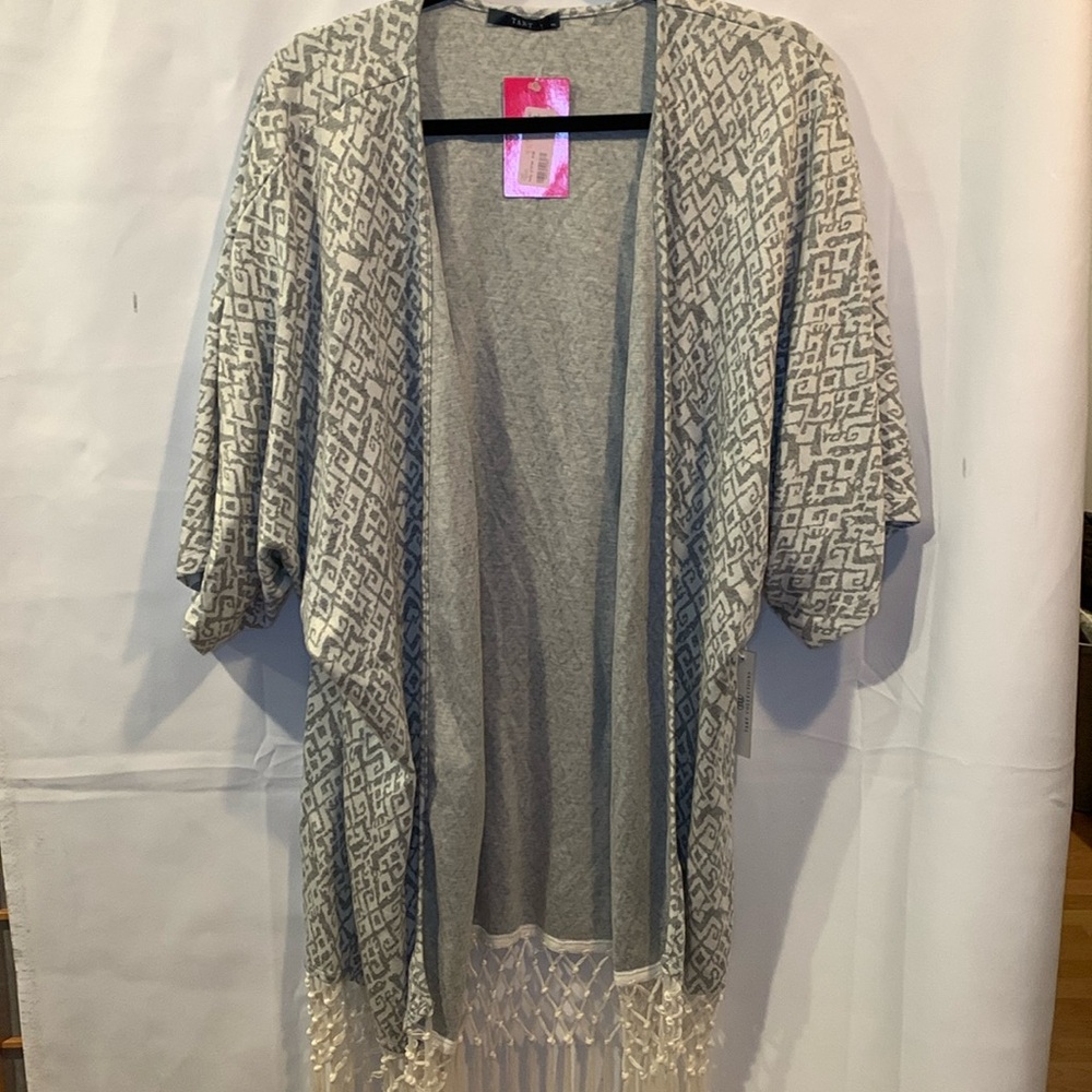 Tart Short-Sleeved Fringed Shaw